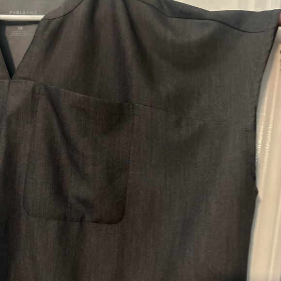 Fabletics scrub top xxl grey like new - Picture 3 of 4